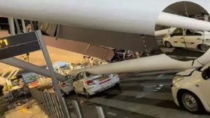 इंदिरा गांधी इंटरनेशनल एयरपोर्ट के टर्मिनल-1 की गिरी छत, कई कारें दबी, छह लोग घायल 