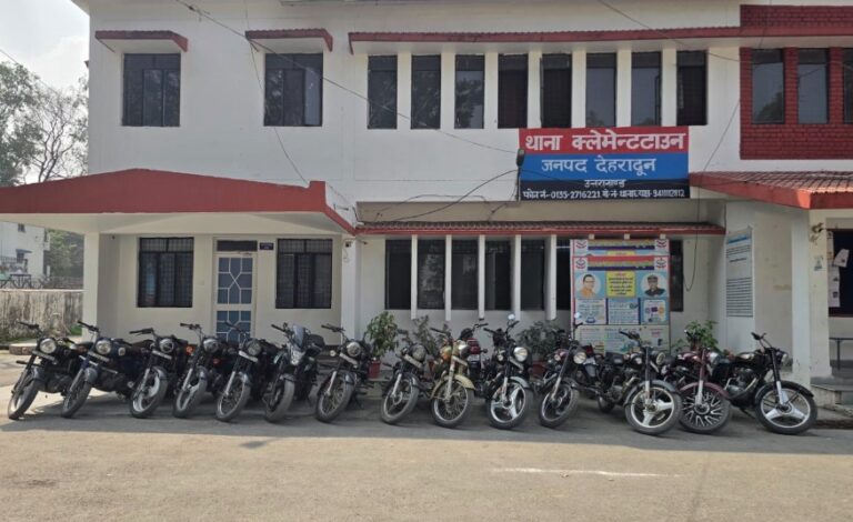 यातायात नियमो का उल्लंघन कर अराजकता फैलाने वालो को दून पुलिस ने पढ़ाया कानून का पाठ